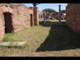 07244 ostia - regio i - insula xii - caseggiato a tabernae (i,xii,10) - 7. laden von norden (gezaehlt auf der westseite) - bli ri westen - 06-2024.jpg